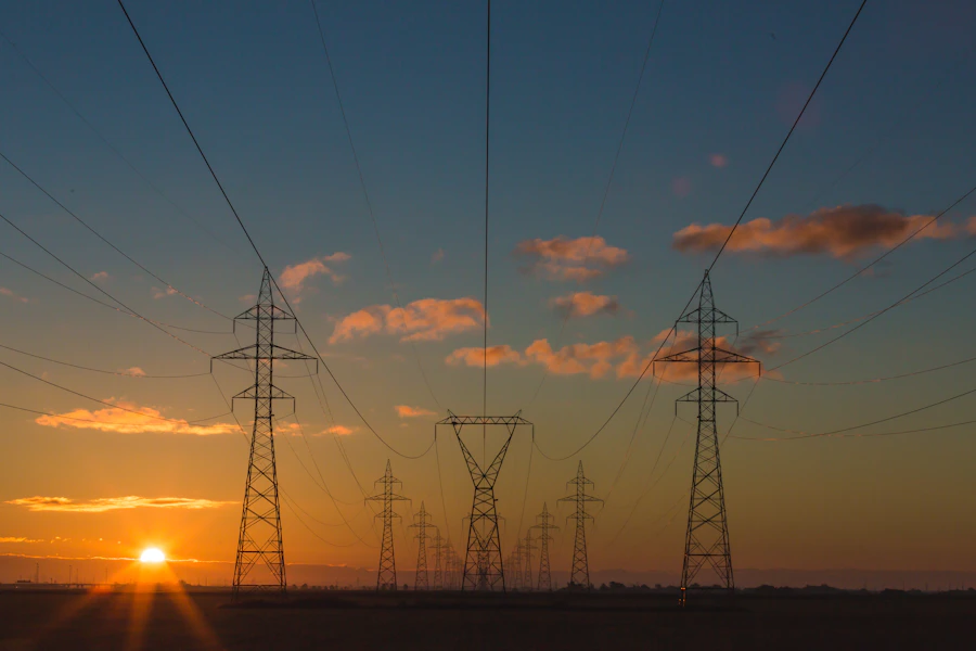 Linhas de transmissão de energia em paisagem rural